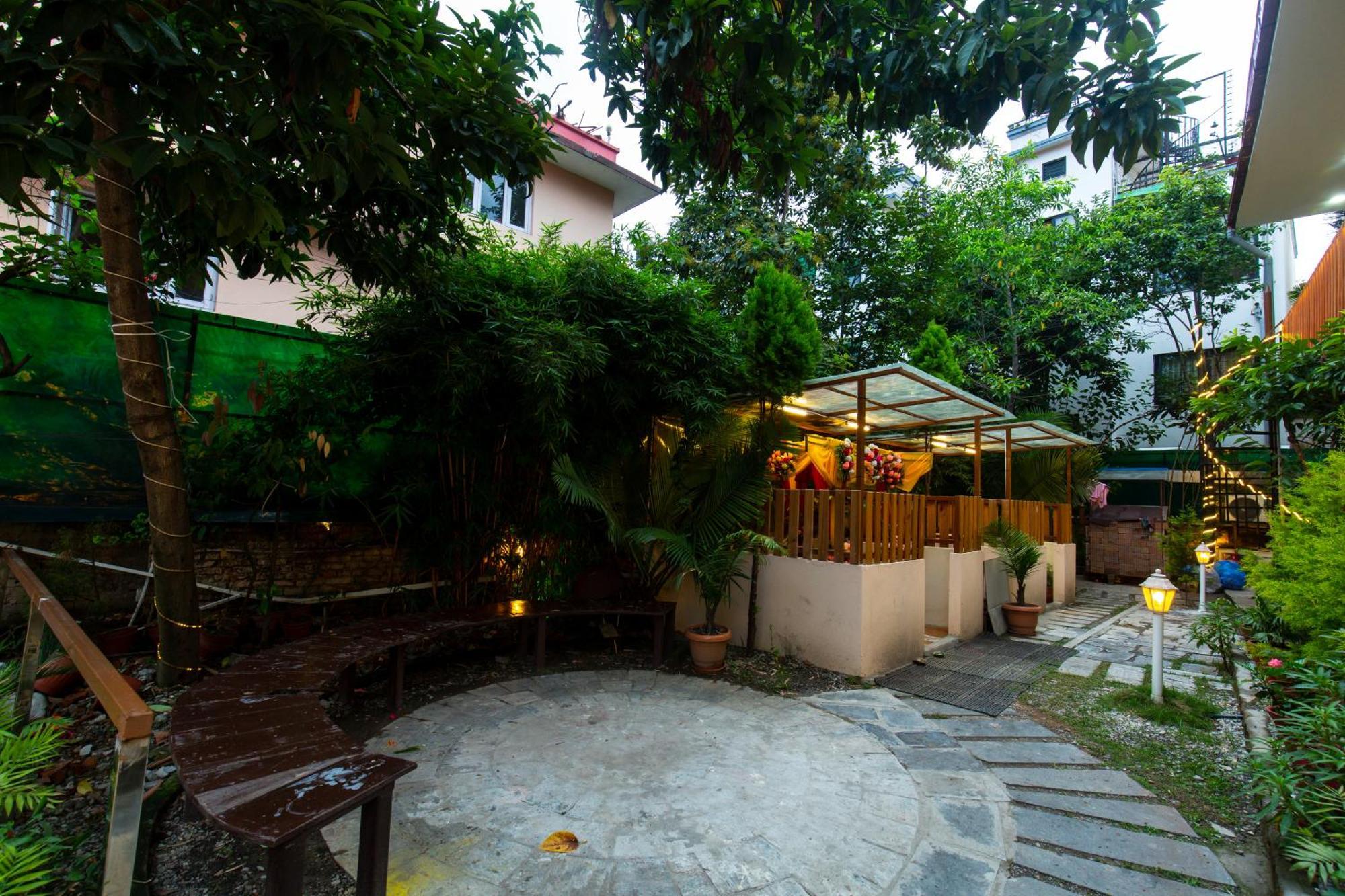 Jawlakhel Hotel Harmony & Little Bites Bistro מראה חיצוני תמונה